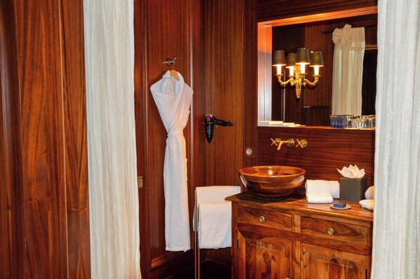 A wooden bathroom with a large mirror, a wooden sink basin, and a towel rack. - Palace de Menthon (Menthon-Saint-Bernard)