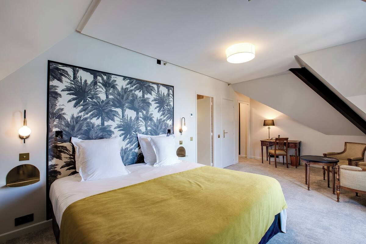 Sengetøy av topp kvalitet, minibar, safe på rommet og skrivebord