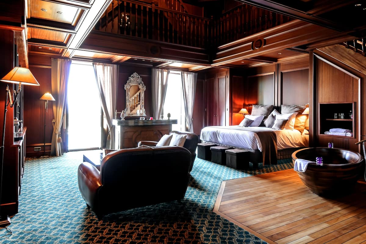 penthouse suite | premium bedding, minibar, in-room safe, desk