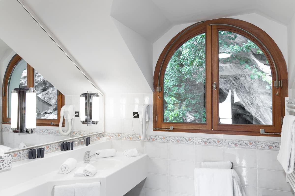 house, 2 bedrooms, lake view | bathroom shower