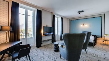 Familie suite, balkon, uitzicht op meer | Woonruimte | Flatscreentelevisie