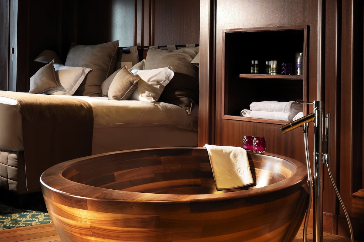 penthouse suite | bathroom | combined shower/bathtub, free toiletries, hair dryer, slippers