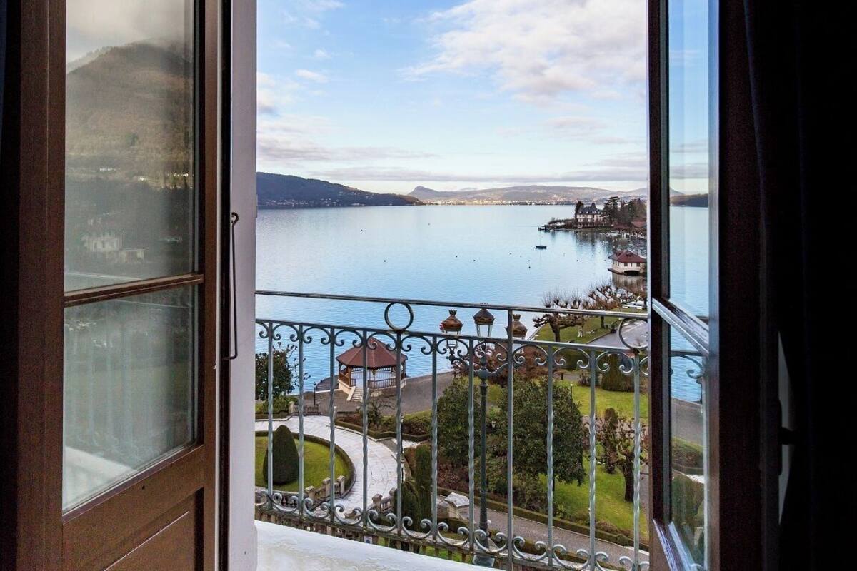 Sengetøy av topp kvalitet, minibar, safe på rommet og skrivebord