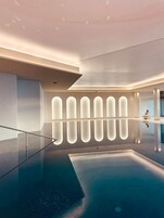 Indoor pool, sun loungers