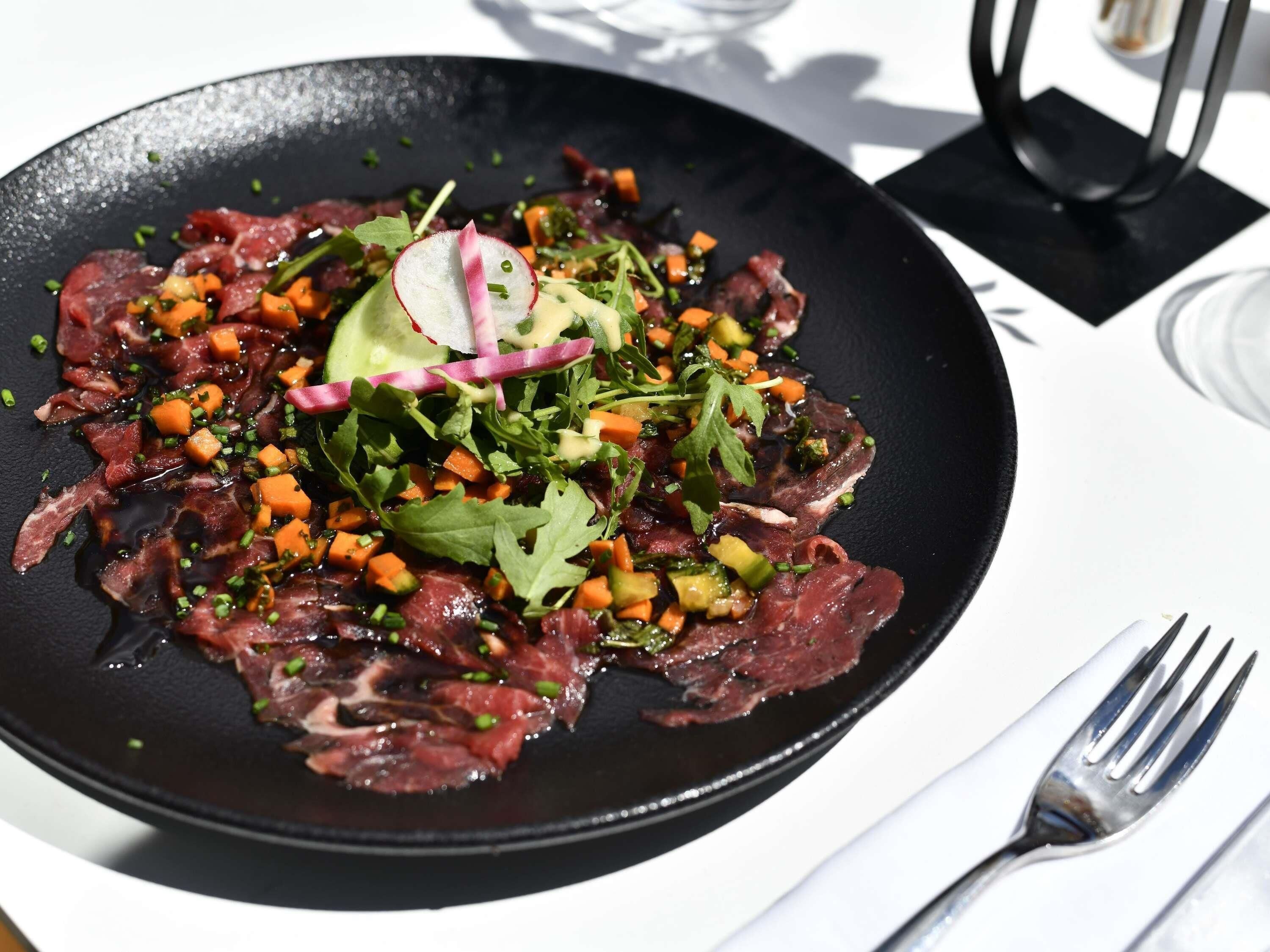 A plate of food with various vegetables and meat.
