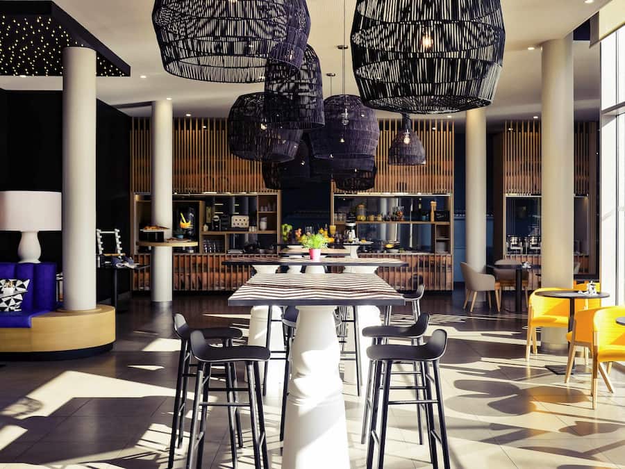 Se sirven almuerzos y cenas; cocina francesa; con vista al jardín