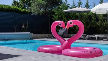 Una piscina al aire libre de temporada