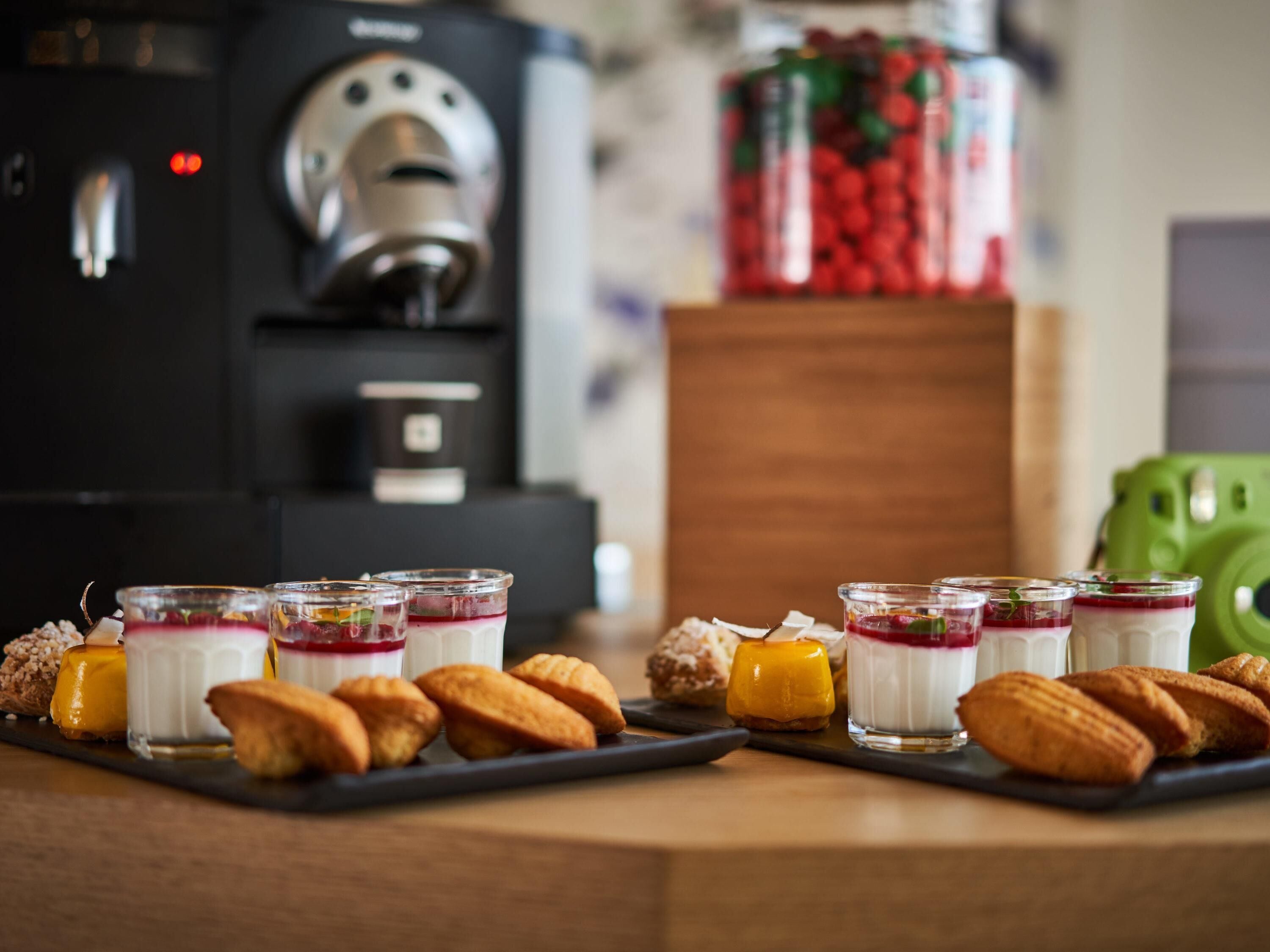 Een ontbijtbuffet met verschillende gebakjes en desserts.