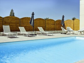 Una piscina al aire libre de temporada