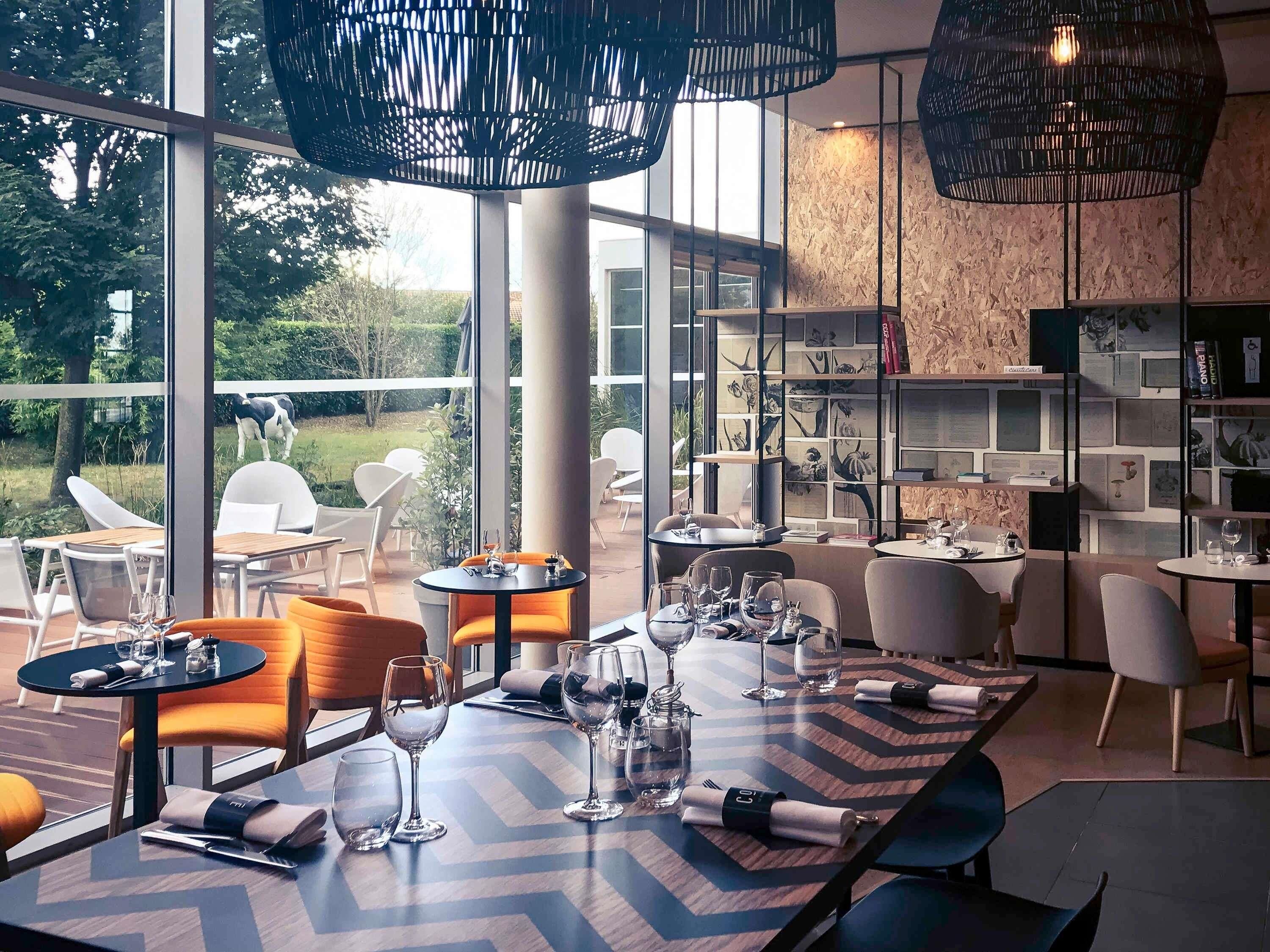 Serveert lunch, diner, Franse gerechten, uitzicht op de tuin 