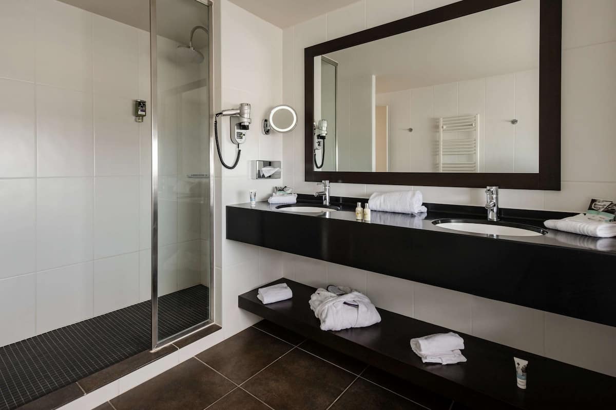 1 bedroom, free minibar, in-room safe, blackout curtains