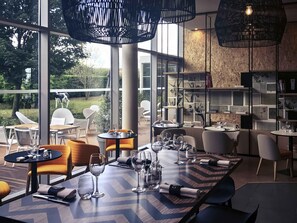 供應午餐、晚餐；法國菜；園景