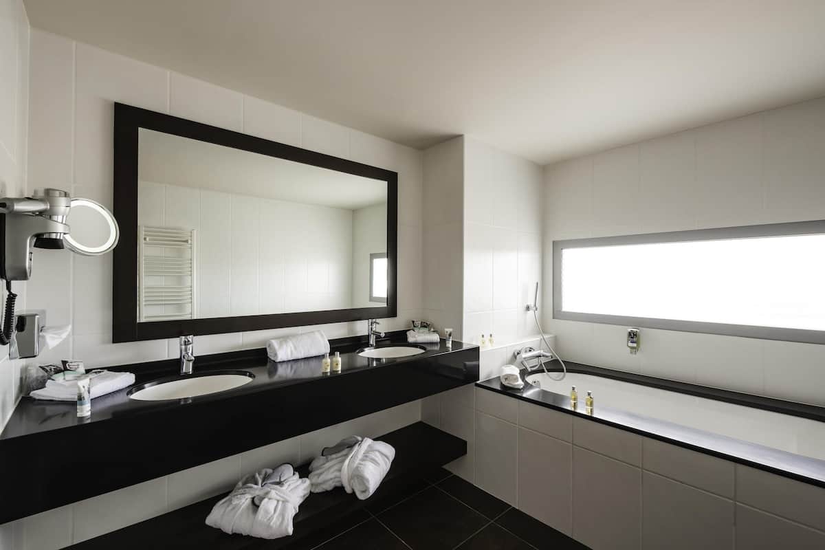 1 bedroom, free minibar, in-room safe, blackout curtains