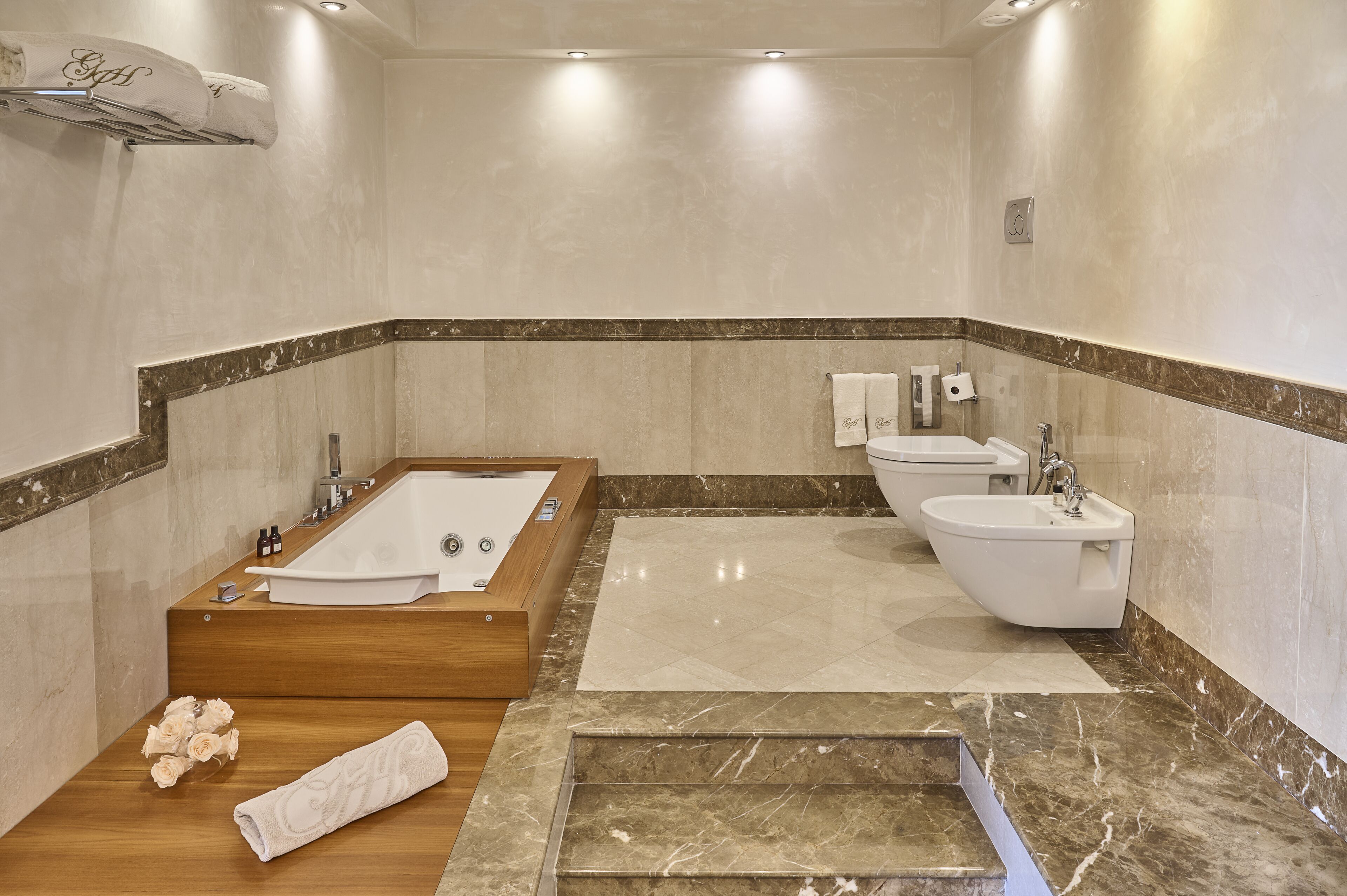royal suite | bathroom | combined shower/bathtub, free toiletries, hair dryer, bathrobes