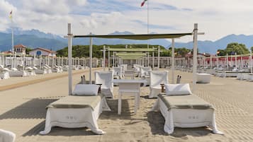 Deluxe Room & Gazebo at Remo Beach Club | Minibar (mit einigen kostenlosen Artikeln), Zimmersafe, Schreibtisch