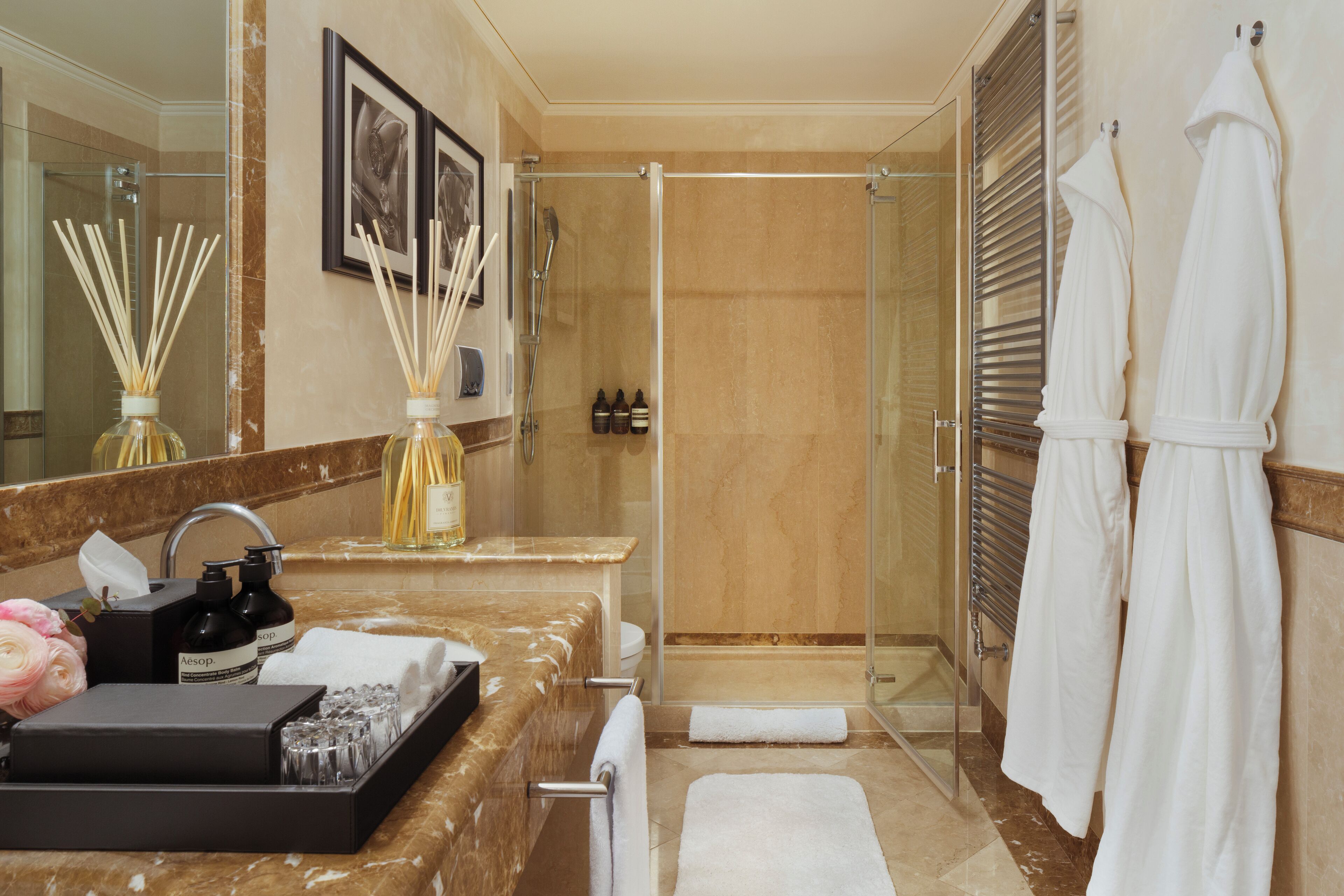 deluxe suite | bathroom | combined shower/bathtub, free toiletries, hair dryer, bathrobes