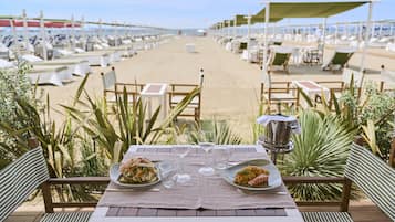 3 restaurantes, se sirven comidas, cenas y cocina mediterránea