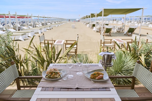 3 restaurantes; se sirve almuerzo y cena; cocina mediterránea