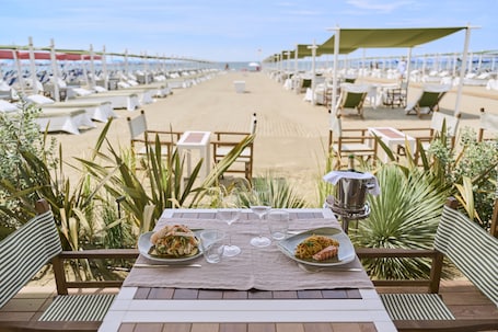 3 restaurantes; se sirve almuerzo y cena; cocina mediterránea. Grand Hotel Imperiale
