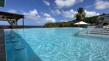 Piscina externa, funciona das 7h às 22h, guarda-sóis, espreguiçadeiras