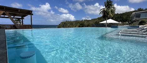 Piscine extérieure, parasols de plage, chaises longues