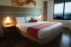 スタンダード シングルルーム キングベッド 1 台 オーシャンビュー | セーフティボックス (室内)、デスク、ベッドシーツ