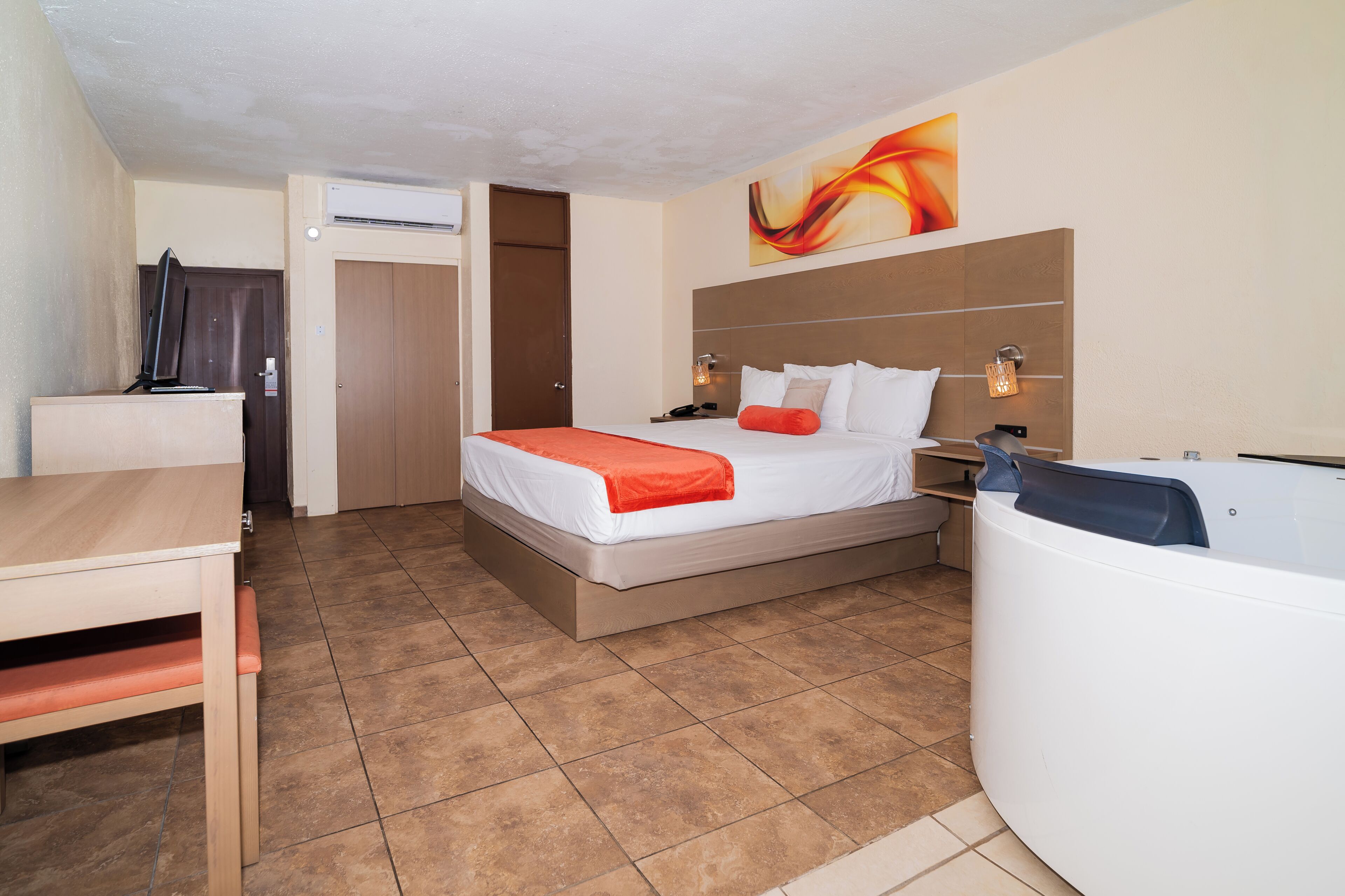 Caja de seguridad en la habitación, escritorio y ropa de cama 