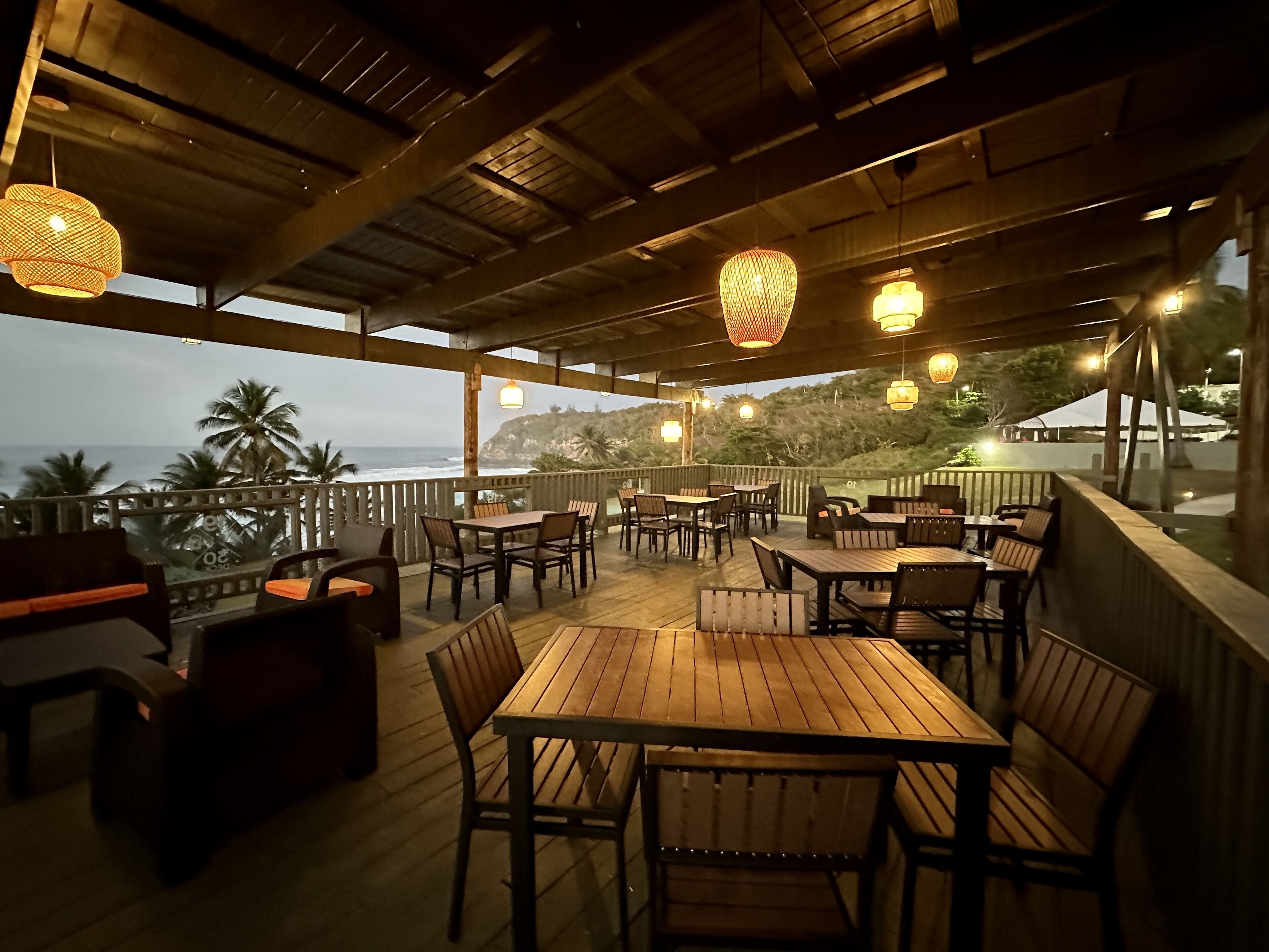 Serveert ontbijt, lunch, diner, lokale gerechten, buitendiner 