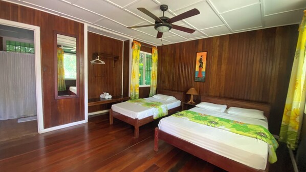 Basic Room | Alarm clocks, bed sheets - La Baula Lodge (Colorado)
