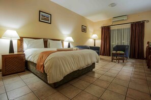 Minibar, in-room safe, desk, free WiFi - Cresta Golfview (Lusaka)