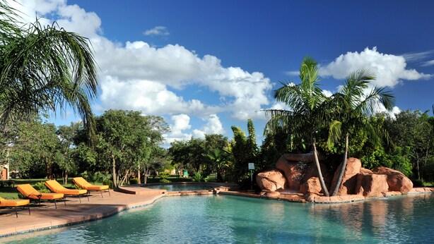 Outdoor pool - Cresta Golfview (Lusaka)