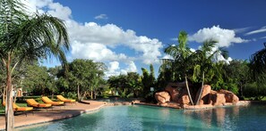Outdoor pool, pool umbrellas - Cresta Golfview (Lusaka)