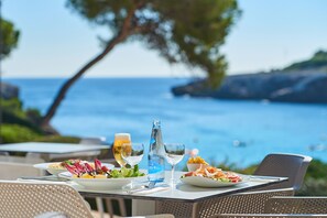 Breakfast served, Mediterranean cuisine, pool views  - Inturotel Azul Garden (Santanyi)