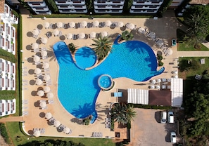 Piscine extérieure, parasols de plage, chaises longues