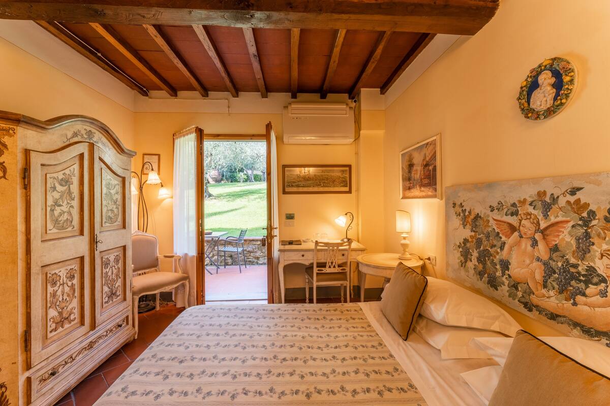 Une chambre à coucher avec un lit, un bureau, des chaises et un tableau.