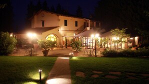 A well-lit building with a paved pathway leading to the entrance. - Agriturismo Vecchio Borgo di Inalbi (Impruneta)