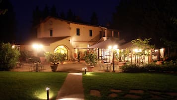 Fachada de la propiedad por la tarde o noche