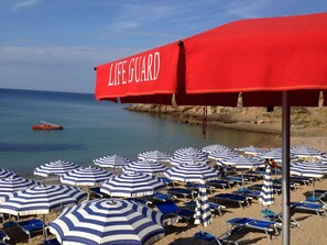 Private beach, white sand, sun-loungers, beach umbrellas - Hotel Villa Giulia (Porto Azzurro)