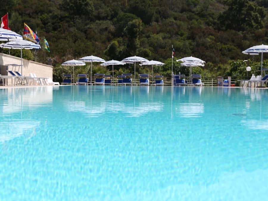 Piscina externa, guarda-sóis, espreguiçadeiras