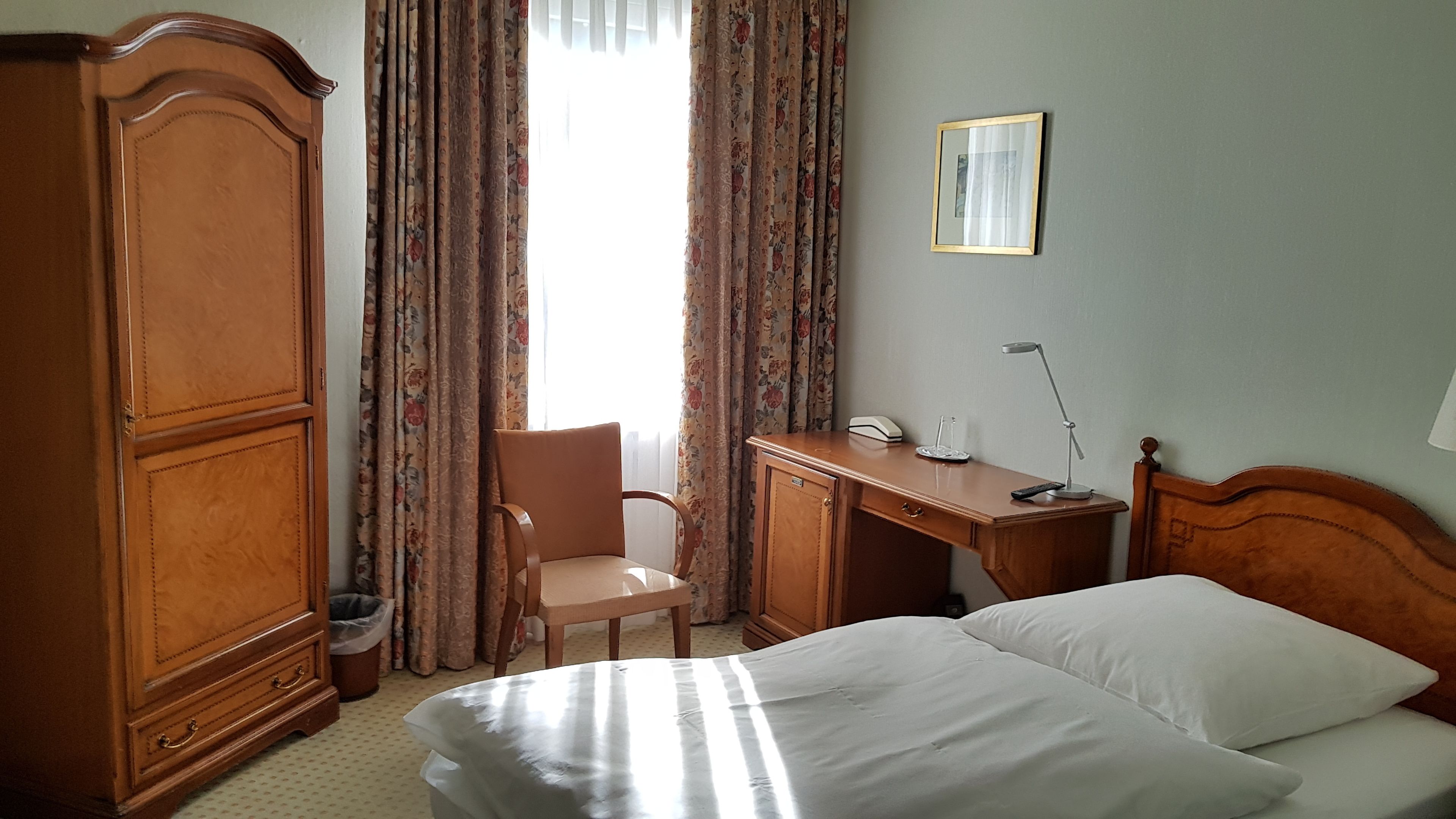 room | desk, free wifi, bed sheets