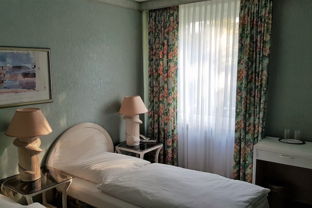 double room | desk, free wifi, bed sheets