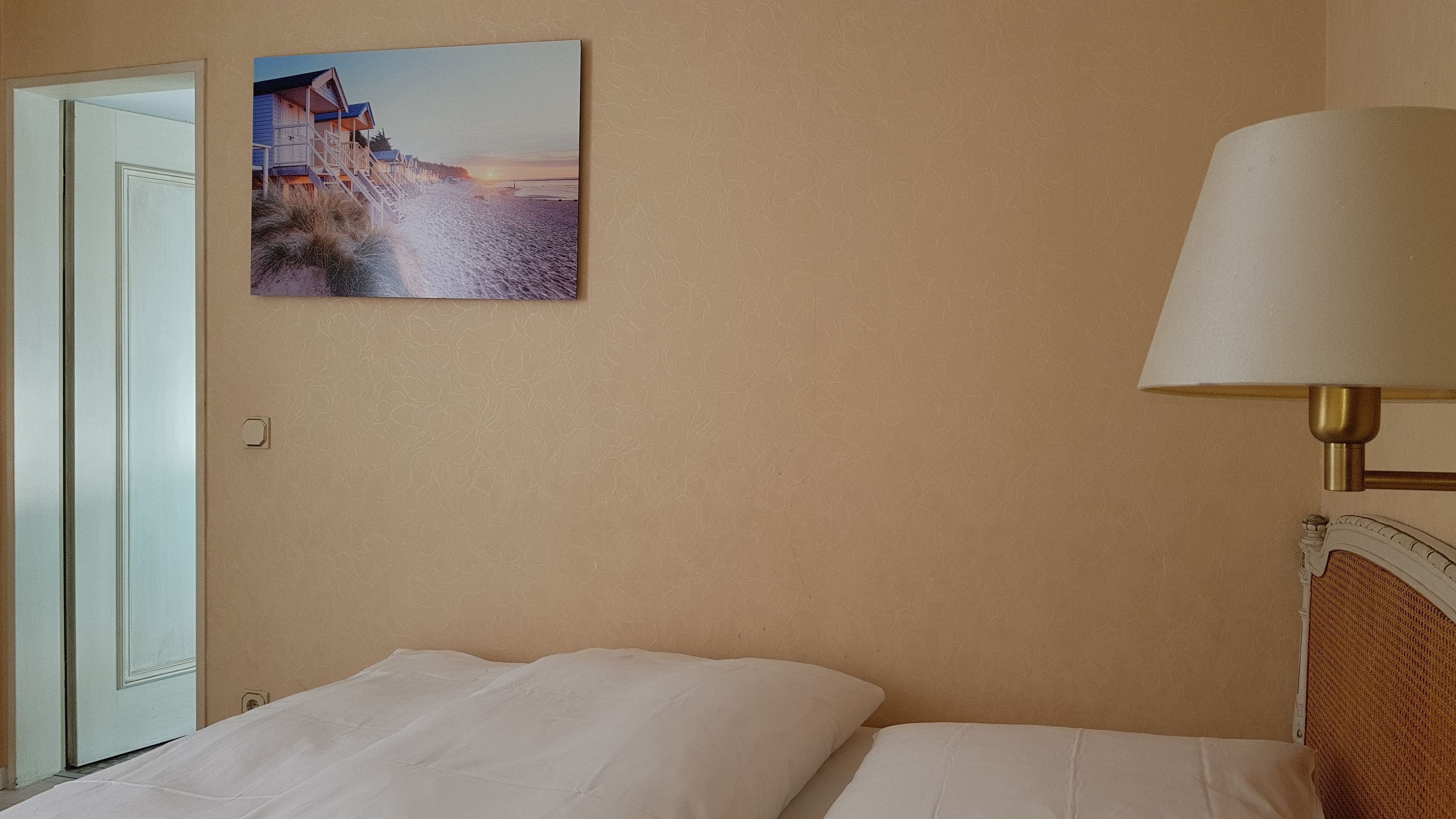 room | desk, free wifi, bed sheets