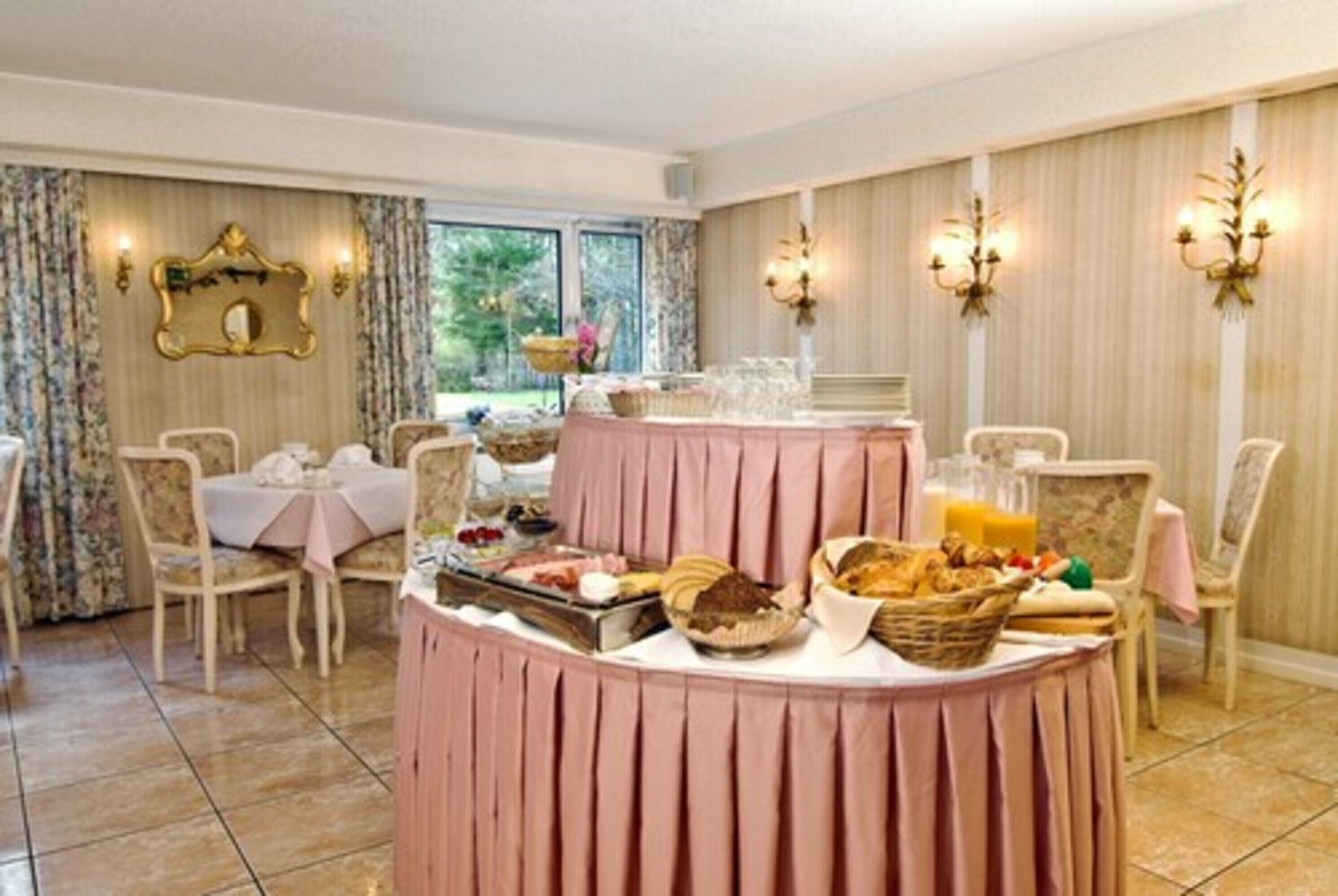 buffet breakfast on weekdays (eur 10 per person)