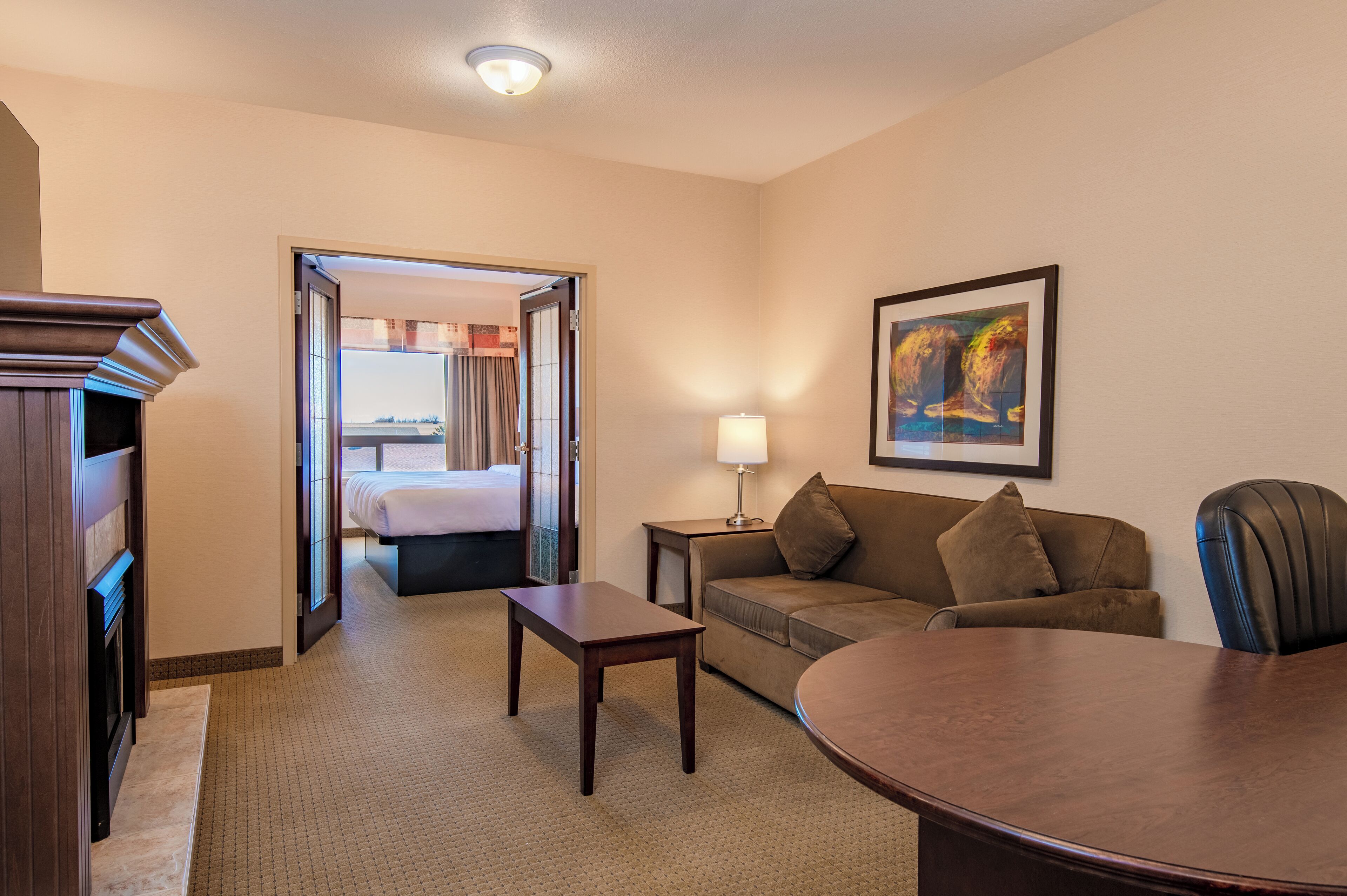 Superior studio suite | Woonruimte | Een 32-inch lcd-televisie met kabelzenders en televisie