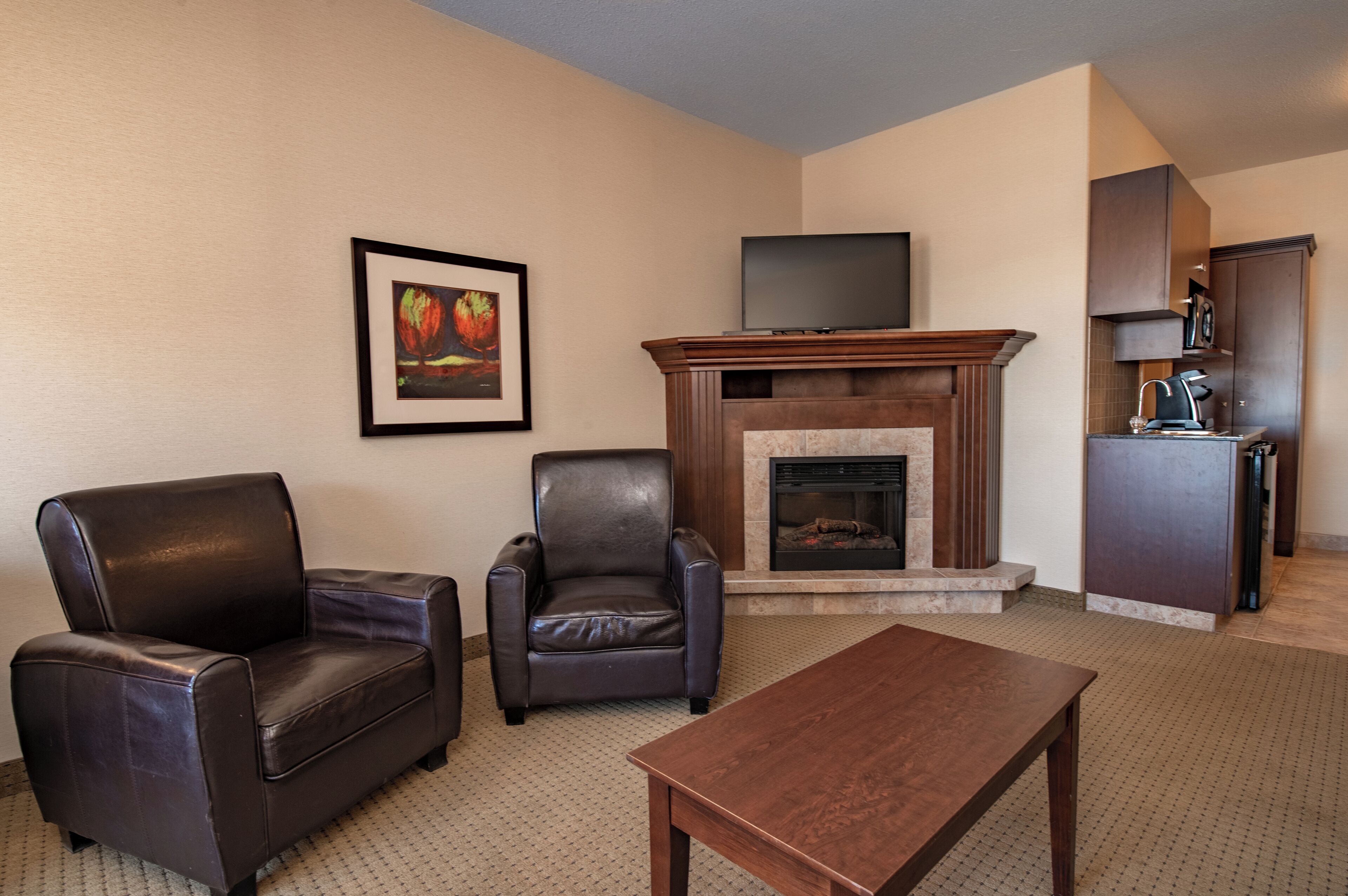 superior studio suite | living area | 32-inch lcd tv with cable channels, tv