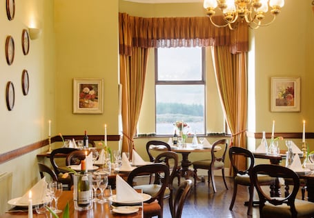 Se sirven desayunos, almuerzos y cenas; cocina local. Lough Inagh Lodge Hotel
