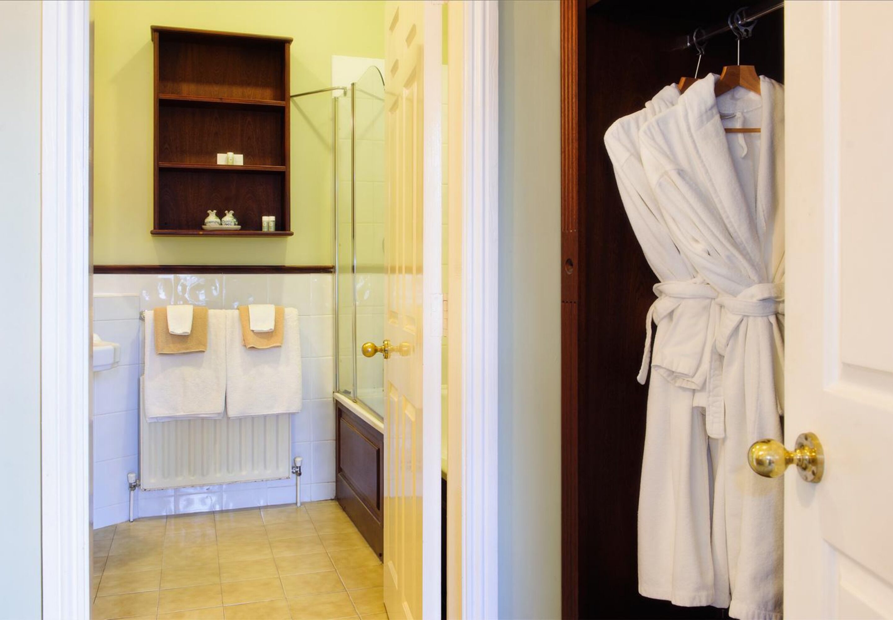deluxe double room | bathroom | combined shower/bathtub, free toiletries, hair dryer, bathrobes