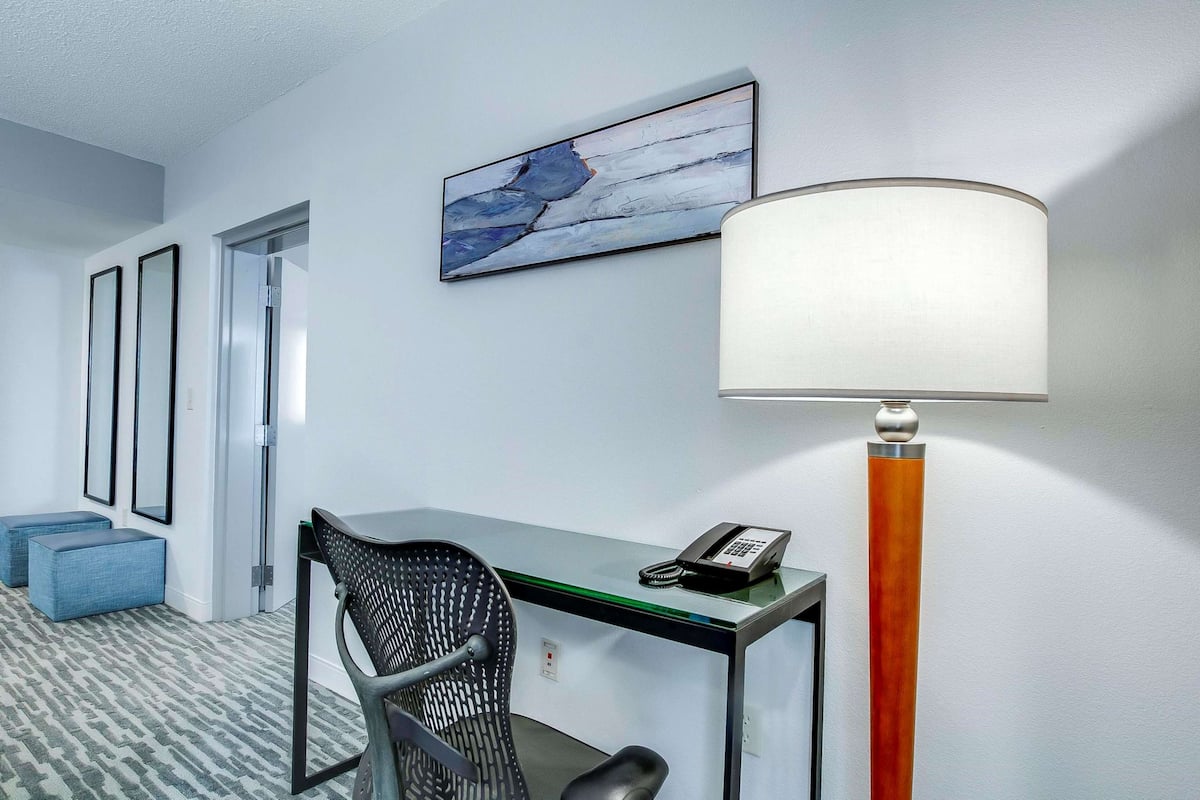 Suite ejecutiva, 1 cama King size | Ropa de cama de alta calidad y escritorio