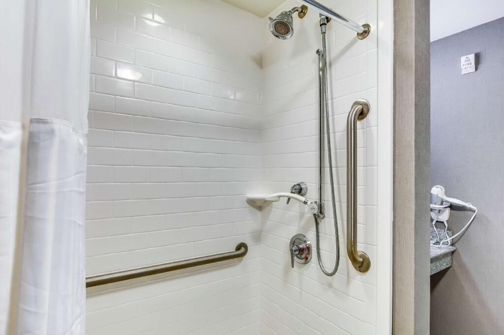 Bathroom | Combined shower/tub, free toiletries, hair dryer, towels