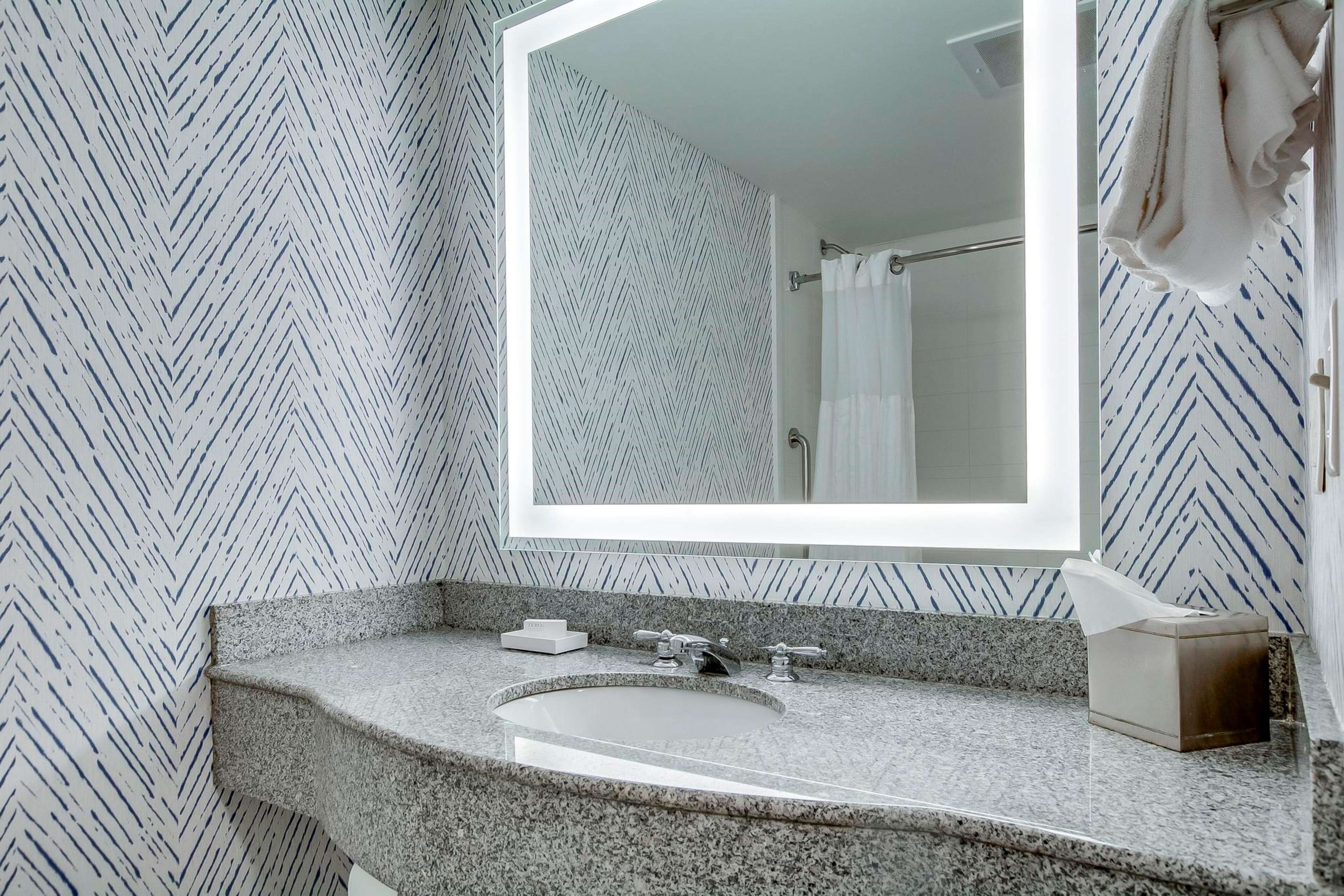 king evolution room | bathroom | combined shower/bathtub, free toiletries, hair dryer, towels